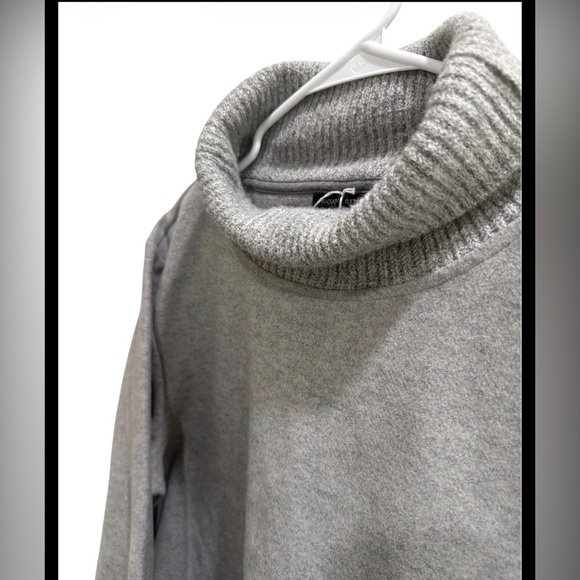 Banana Republic Melton Brushed Turtleneck Sweatshirt M Heather Gray NWOT - Picture 4 of 7